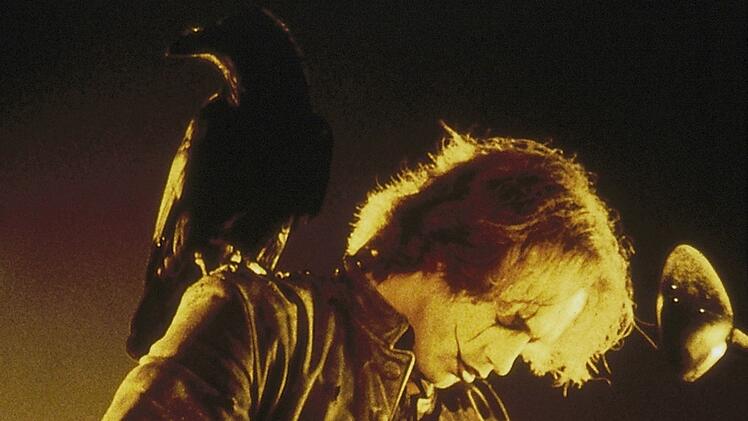 Eric Draven (Brandon Lee), ein charismatischer Rebell, ist von den Toten wieder auferstanden, um den Mord an seiner Lebensgef&auml;hrtin zu r&auml;chen.