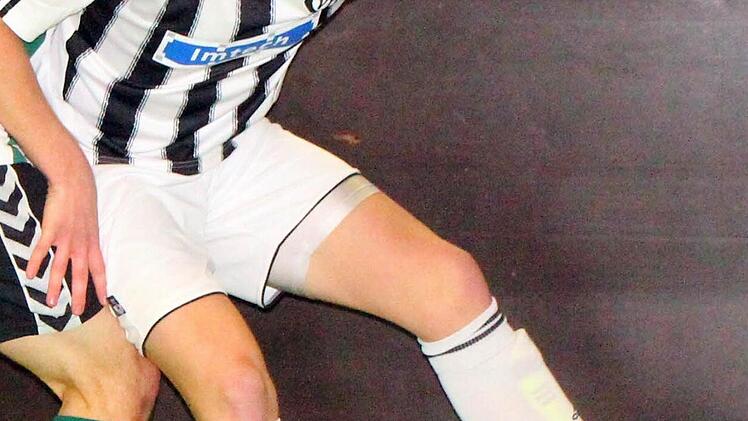 Sebastian Gleißner (VfR Aalen) versucht gegen den Schweinfurter Lucas Wirth (links) die Filzkugel in der Ecke zu behaupten.