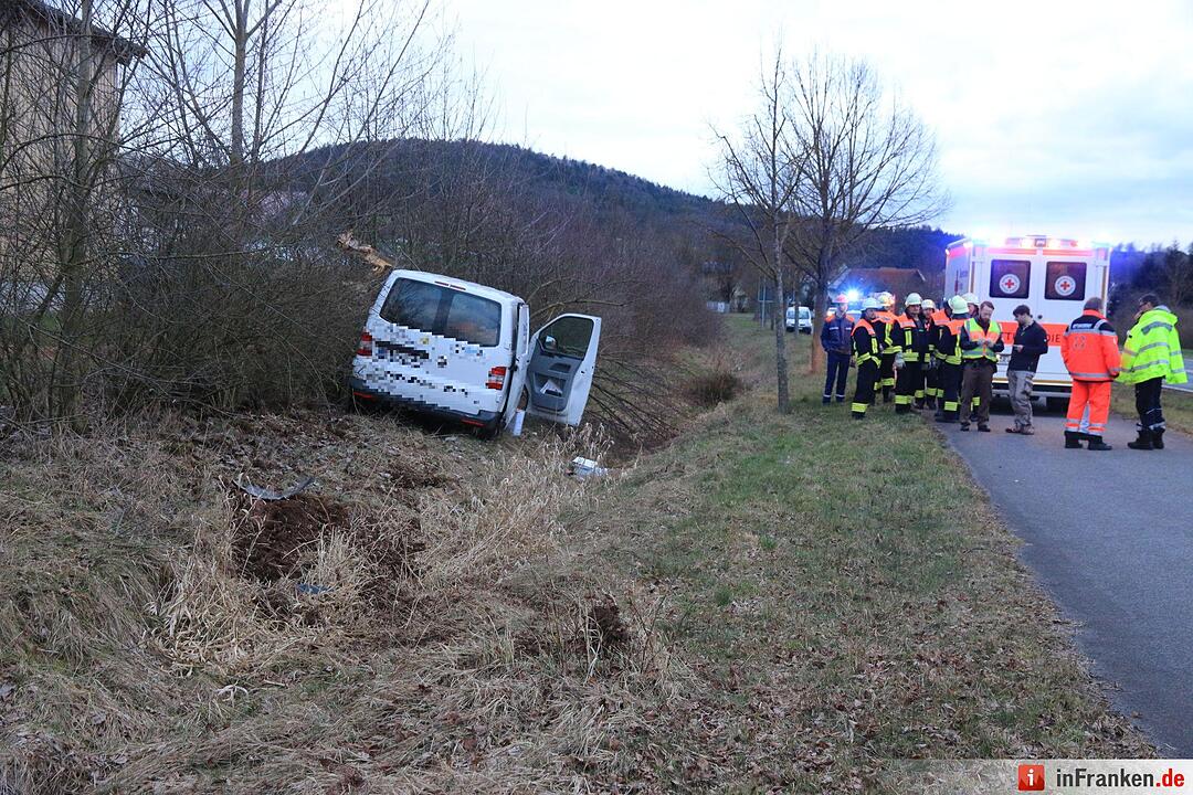 B279: Kleintransporter prallt gegen Baum