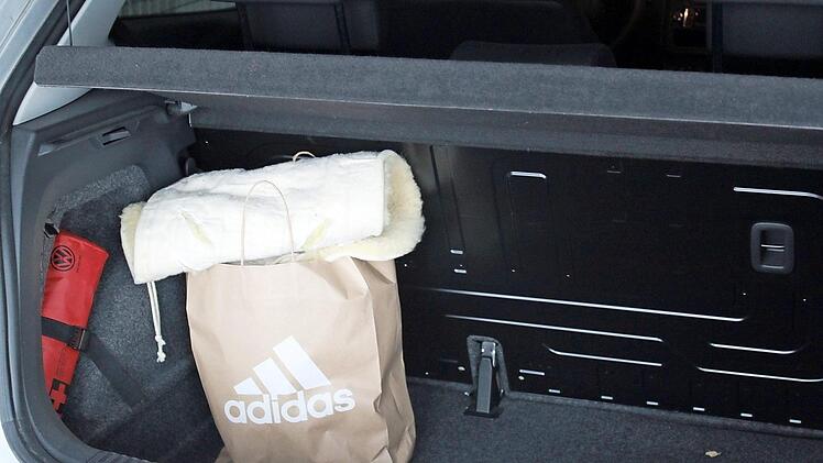 Diese Tasche samt Inhalt landete wohl aus Versehen im falschen Kofferraum (Für das Foto haben wir sie allerdings in den Kofferraum des Redaktionsautos gestellt). Foto: Hans Kurz