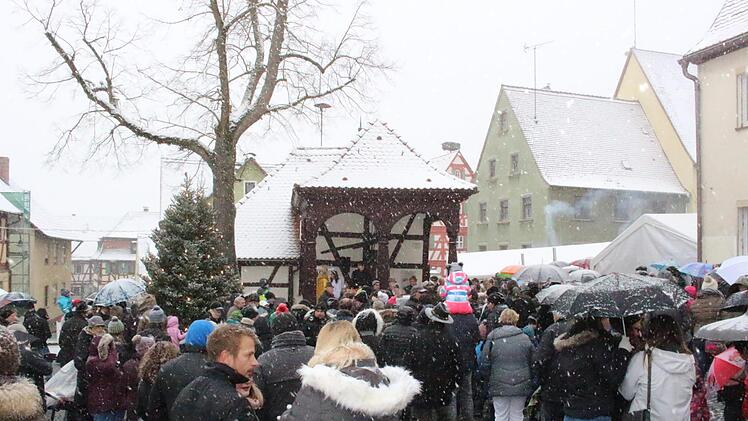 Impressionen vom Weihnachtsmarkt in Lonnerstadt. Foto: Yannick Hupfer