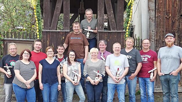 Den Gründungsmitgliedern wurde in der Jahresversammlung zum 25-jährigen Jubiläum ein Präsent überreicht; (rechts) Vorstand Christian Manninger.  Foto: Erthler