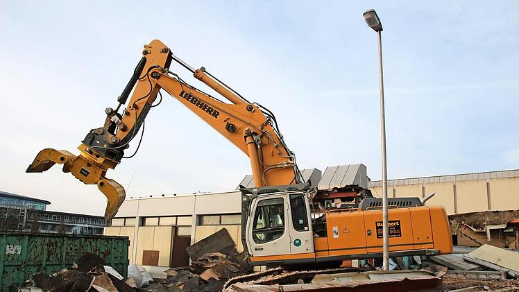 Ein 80-Tonnen-Bagger macht die Außenwände platt. Foto: Jannik Reutlinger