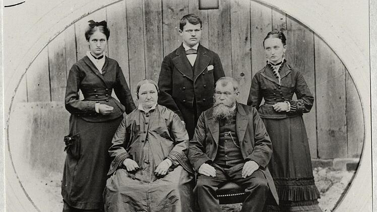 Der Geschäftsmann Leonhard Schäff mit seiner Frau und drei erwachsenen Kindern - das Foto entstand, als die Familie in Nürnberg lebte. Repro: Rolf Kießling