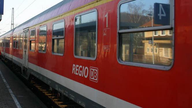 Der RegionalExpress der Bahn soll schneller werden - das fordern Politiker aus der Region und wenden sich an Verkehrsminister Hans Reichhart.Archiv/gf