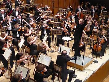 Wenn alles getan ist: Dmitry Liss und sein Ural Philharmonic Orchestra beenden Tschaikowskys 4. Sinfonie. Fotos: Thomas Ahnert