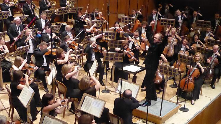 Wenn alles getan ist: Dmitry Liss und sein Ural Philharmonic Orchestra beenden Tschaikowskys 4. Sinfonie. Fotos: Thomas Ahnert