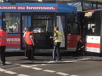 Zusammensto&szlig; mit Bus: Eine Tram ist am Mittwochmorgen in N&uuml;rnberg verungl&uuml;ckt. Foto: NEWS5 / Friedrich