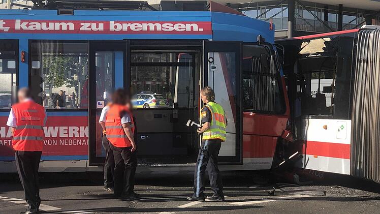 Zusammensto&szlig; mit Bus: Eine Tram ist am Mittwochmorgen in N&uuml;rnberg verungl&uuml;ckt. Foto: NEWS5 / Friedrich