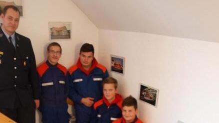 Prüfer Sebastian Fell, die Prüflinge Marcel, Max, Leon,  Elias, Paul, Robin, Maximilian, Larissa und Tristan, Jugendwart Matthias  Wehner und 1. Kommandant Andreas Pfeiffer. Foto: Michaela Atzler