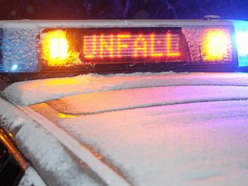 Vier Verletzte forderte ein Unfall auf der B15 am Mittwoch im Kreis Hof. Symbolfoto: J&uuml;rgen Mahnke dpa/lhe