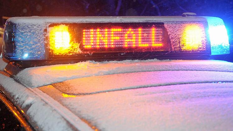 Vier Verletzte forderte ein Unfall auf der B15 am Mittwoch im Kreis Hof. Symbolfoto: J&uuml;rgen Mahnke dpa/lhe