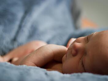 Dass werdende Väter nicht in die Klinik dürfen, sorgt für gemischte Reaktionen. Symbolfoto: unsplash.com