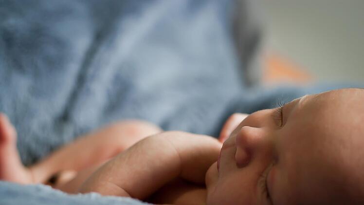 Dass werdende Väter nicht in die Klinik dürfen, sorgt für gemischte Reaktionen. Symbolfoto: unsplash.com
