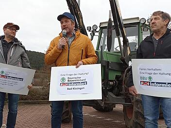 BBV-Kreisobmann Edgar Thomas (Mitte) der Filialleitung  in Hammelburg den offenen Brief von BBV-Präsident Walter Heidl. Foto: Georg Scheuring