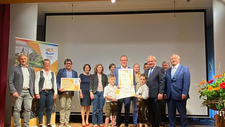 Das in der Energiewende besonders aktive Fuchsstadt nahm die erste Goldurkunde aus der Hand von Regierungspr&auml;sident Eugen Ehmann in Empfang. Foto: Katja Gerner