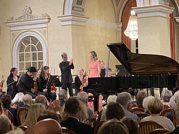 im König Ludwig I.-Saal des Staatsbades gab das Bayerische Kammerorchester Bad Brückenau (BKO) sein Herbstkonzert "Wiener Klassik".
