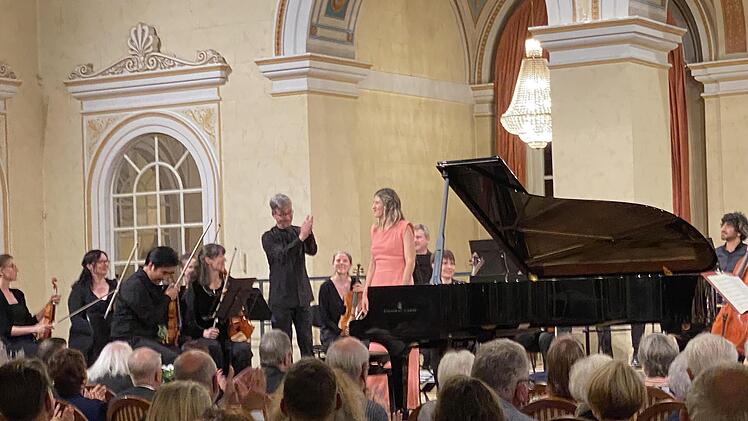 im König Ludwig I.-Saal des Staatsbades gab das Bayerische Kammerorchester Bad Brückenau (BKO) sein Herbstkonzert "Wiener Klassik".