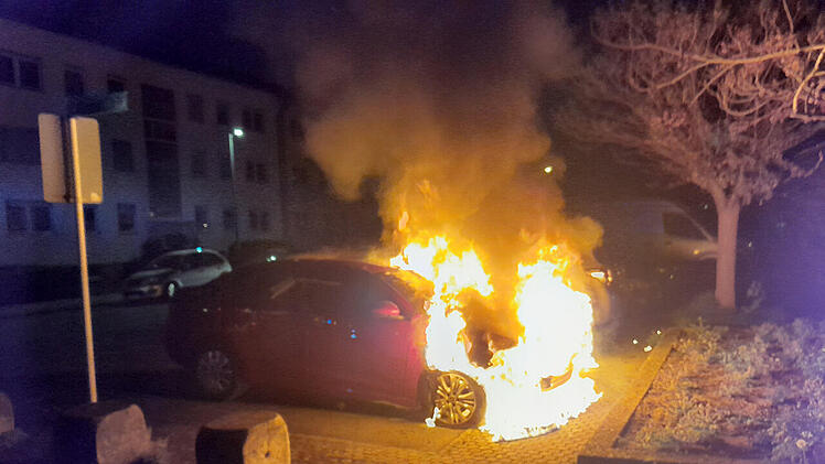 Auto-Brand in der Hegelstr.