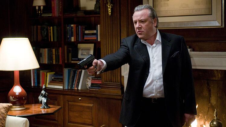 Ray Winstone spielt den aufrichtigen Agenten und Strippenzieher Jedburgh, den am Ende die eigene Courage packt.