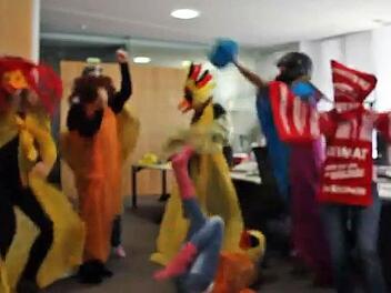 Ansteckend - Der Hühnerhaufen der Kitzinger Redaktion hat geshaked! Screenshot: YouTube