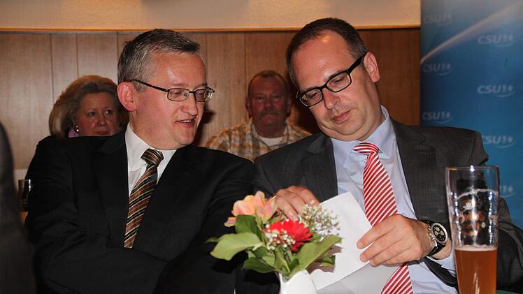 So sieht der Wahlzettel aus. Landrat und Kandidat informieren sich.