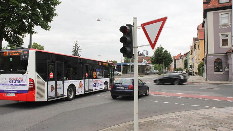 Bis auf Weiteres müssen sich die Verkehrsteilnehmer an der Kreuzung mit der Beschilderung behelfen.