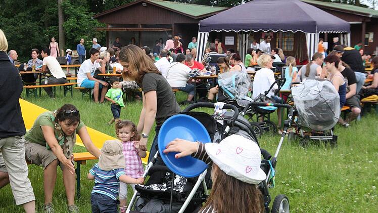 Alt und Jung, eine flexible und gut gelaunte Besucherschar beim Kinder- und Erwachsenen-Netzwerkfestival am Gock.