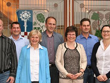 Die neu gewählten Gemeinderäte (von links) Christian Rost, Michael Fell, Gisela Bergel, Michael Röder. Bürgermeisterin Patricia Schießer, Christian Baumann und Katharina Leber  Foto: Werner Vogel