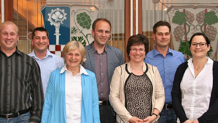 Die neu gewählten Gemeinderäte (von links) Christian Rost, Michael Fell, Gisela Bergel, Michael Röder. Bürgermeisterin Patricia Schießer, Christian Baumann und Katharina Leber  Foto: Werner Vogel
