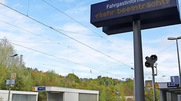 Am Haßfurter Bahnhof fielen ab dem späten Nachmittag immer wieder Regionalbahnen aus.  Foto: Sarah Dann