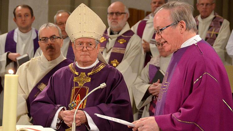 Noch-Dekan Thomas Keßler stellte Bischof Hofmann zum Auftakt der insgesamt vierwöchigen Visitation das Dekanat Bad Kissingen vor, im April wechselt Keßler als Generalvikar ins Ordinariat. Foto: Peter Rauch