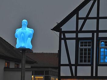 Dieses Kunstwerk von Jaume Plensa, das an den Oberen Mühlen auf einer Stele steht, ist Teil des Skulpturenwegs. Foto: Ronald Rinklef