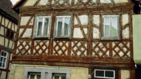 Das Haus vor der Sanierung: Beim Vergleich der Fassade bei Erwerb des Anwesens mit dem heutigen Antlitz des Wohnhauses lässt sich der Kraftakt erahnen, der hinter Peter und Manuela Hofmann liegt. Foto: Bettina Knauth