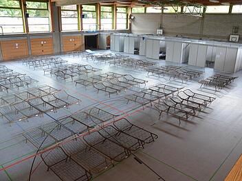 Noch ist nur ein kleiner Teil der Frankenhalle als Schlafquartier hergerichtet. Ob und wann mehr gebraucht wird, weiß niemand. Fotos: Rainer Lutz