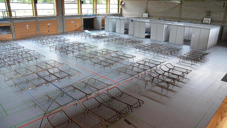 Noch ist nur ein kleiner Teil der Frankenhalle als Schlafquartier hergerichtet. Ob und wann mehr gebraucht wird, weiß niemand. Fotos: Rainer Lutz