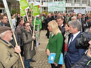 Gegner und Befürworter eines Nationalparks Steigerwald demonstrierten in Bamberg. Umweltministerin Ulrike Scharf (CSU) sprach vor Beginn der Regionalkonferenz mit beiden Gruppen.   Fotos: Ronald Rinklef