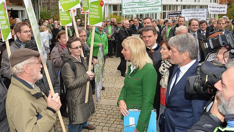 Gegner und Befürworter eines Nationalparks Steigerwald demonstrierten in Bamberg. Umweltministerin Ulrike Scharf (CSU) sprach vor Beginn der Regionalkonferenz mit beiden Gruppen.   Fotos: Ronald Rinklef