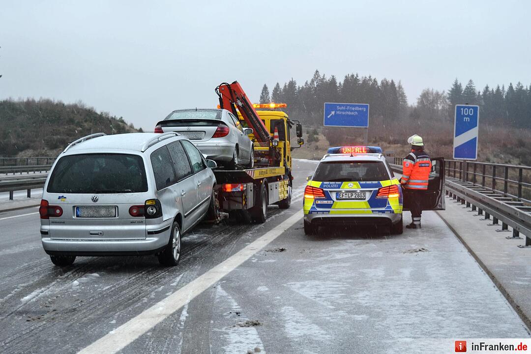 Eisregen sorgt fuer Unfallserie auf A73 - Ein Schwerstverletzter