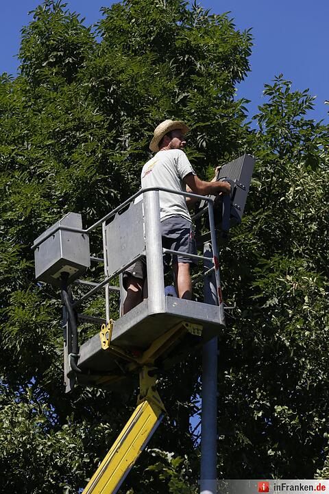 Arbeiter installieren die neuen Strahler