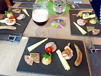 Essen und Trinken gehören bei der Bierverkostung zusammen.  Foto: Stadt Forcheim
