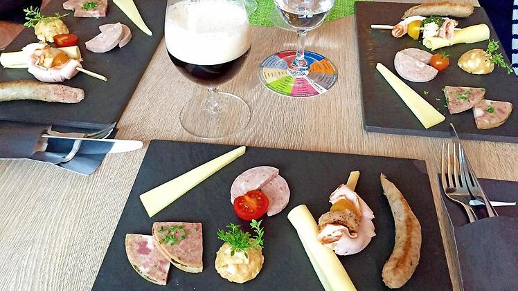 Essen und Trinken gehören bei der Bierverkostung zusammen.  Foto: Stadt Forcheim