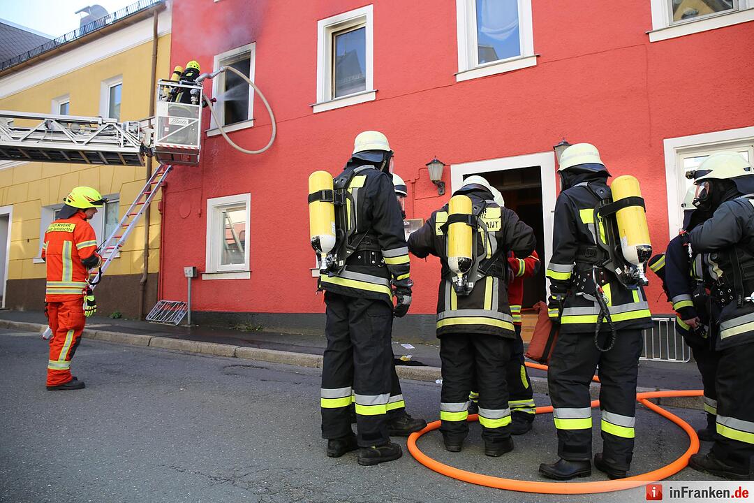 Sieben Verletzte bei Wohnhausbrand im Kreis Hof– 34-Jährige schwebt in Lebensgefahr