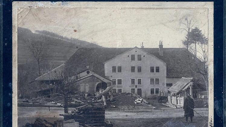 Schneidmühle nach dem Umbau (1905) mit Quergaube und Werkhalle. Mit der Postkarte sandte Luitpold Dunkel die besten Wünsche zum Jahreswechsel aus der südlichen Rhön. BILD: Archiv Kuther