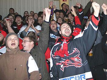 Jubeln die Fans der "Hawks" auch am Sonntag im Derby in Schweinfurt wieder? Foto: Ralf Naumann
