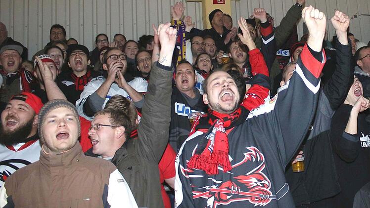 Jubeln die Fans der "Hawks" auch am Sonntag im Derby in Schweinfurt wieder? Foto: Ralf Naumann