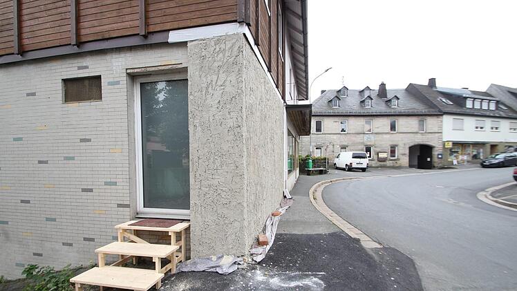 In der langgezogenen Kurve hinter dem Nordhalbener Rathaus machten die Kulissenbauer und Szenenbildner aus der ehemaligen Bäckerei für die Dreharbeiten eine Apotheke. Foto: Marian Hamacher