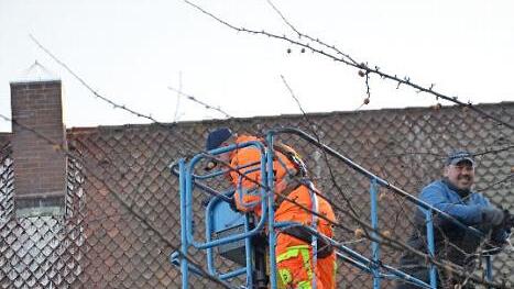 Walter Drebinger (rechts) auf dem Rückweg zur Erde. Im Hintergrund sieht man die Stahlkonstruktion auf einem Kamin.  Foto: bp