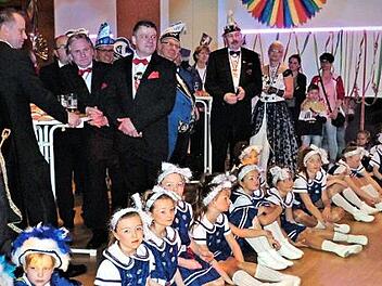 Als Edelmann hieß Landrat Klaus Peter Landrat (rechts) die Gäste des Rosenmontagsempfangs willkommen.