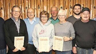 Der TSV Bertelsdorf zeichnete langjährige Mitglieder aus (von links): Rainer Müller, Ulrich Forkel, Reinhard Wegner, Sabine Rauschert, Wolfram Haeuschkel, Annemarie Kroner, Christian Schäftlein, Manfred Klamka und Vorsitzender Uwe Schäftlein.  Fotos: Desombre